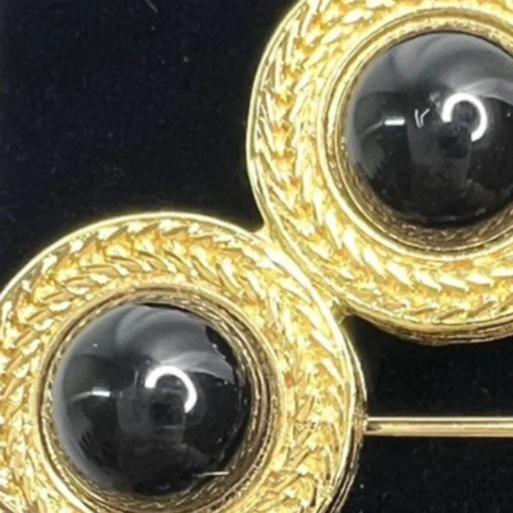 Timeless Monet Brooch Pin Circular Gold Tone with 8 Black Cabochon Stones 1.75”